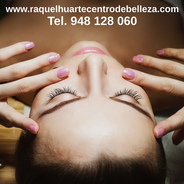 Vinilo impresión digital pegado interior Raquel Huarte centro de belleza - Navarra 100x100 cm